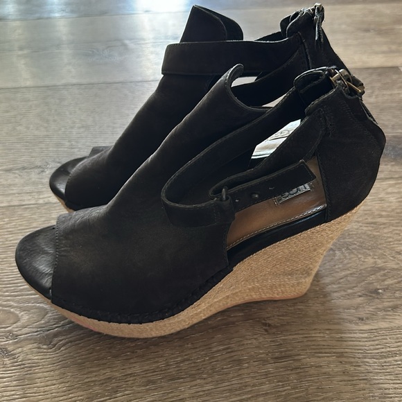 Suede UGG wedges - Picture 2 of 5